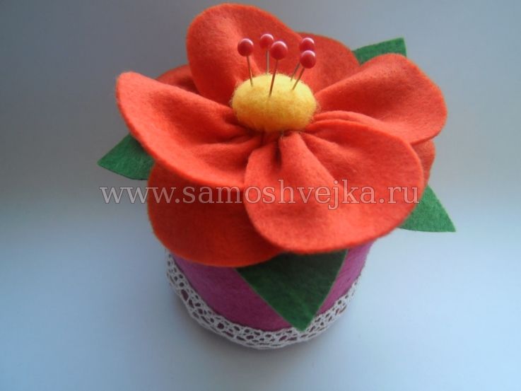игольница из фетра с цветком