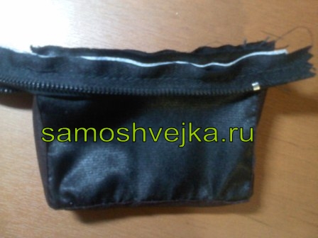 пристрочить змейку с обтачками к чехлу
