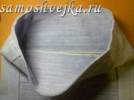 приклеить срез обтачки к сумке